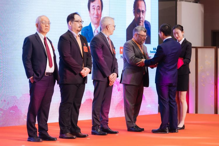 南科大讲席教授杰曼诺夫获颁“广东省友谊奖”